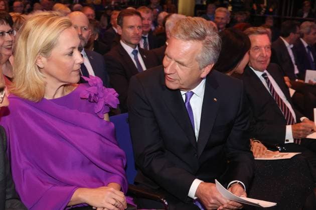 Niedersachsen, Hannover: Festakt im Congress Centrum Hannover (HCC) zur Gründung des Landes Niedersachsen vor 75 Jahren.Christian Wulff, ehemaliger Bundespräsident, und seine Frau Bettina *** Lower Saxony, Hanover Ceremony at the Congress Centrum Hanover HCC to mark the founding of the state of Lower Saxony 75 years ago Christian Wulff, former Federal President, and his wife Bettina