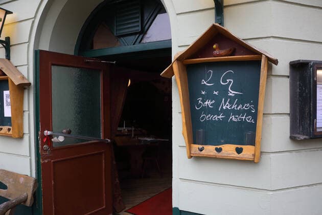 Bitte Nachweis bereit halten (Hinweis am Restauranteingang) - Restaurantbesuch - geimpft oder genesen - Corona im Herbst - Corona - Corona-Infektion - Corona-Krisenzeit - Corona-Kontaktverfolgung - öffentliches Leben - Corona-Infektion - Coronafallzahlen - COVID-19 - SARS-CoV-2 - Immunisierung gegen Covid‘19 - Corona-Krise - Corona-Pandemie - Virus - Viren - Corona-Einschränkungen - Coronavirus-Ausbreitung stoppen - Kampf gegen das Corona-Virus - Angst vor dem Coronavirus - Schutz vor dem Coronavirus - Sichtbare Corona-Maßnahme - öffentlicher Raum - Eindämmung von Corona-Infektionen - Coronavirus-Pandemie - Zusammen gegen Corona - Berlin, Deutschland, DEU, GER, 02.11.2021 - Berlin (Friedrichshain-Kreuzberg): Eingang Restaurant
