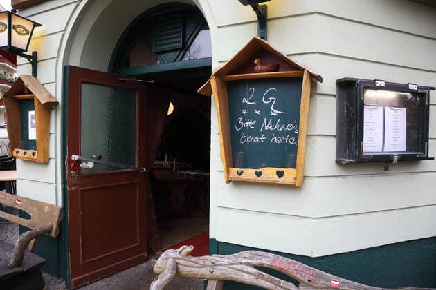 Bitte Nachweis bereit halten (Hinweis am Restauranteingang) - Restaurantbesuch - geimpft oder genesen - Corona im Herbst - Corona - Corona-Infektion - Corona-Krisenzeit - Corona-Kontaktverfolgung - öffentliches Leben - Corona-Infektion - Coronafallzahlen - COVID-19 - SARS-CoV-2 - Immunisierung gegen Covid‘19 - Corona-Krise - Corona-Pandemie - Virus - Viren - Corona-Einschränkungen - Coronavirus-Ausbreitung stoppen - Kampf gegen das Corona-Virus - Angst vor dem Coronavirus - Schutz vor dem Coronavirus - Sichtbare Corona-Maßnahme - öffentlicher Raum - Eindämmung von Corona-Infektionen - Coronavirus-Pandemie - Zusammen gegen Corona - Berlin, Deutschland, DEU, GER, 02.11.2021 - Berlin (Friedrichshain-Kreuzberg): Eingang Restaurant