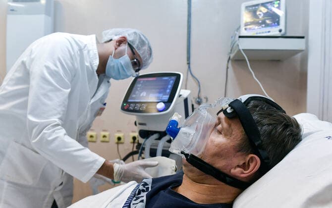MURMANSK REGION, RUSSIA â€“ NOVEMBER 2, 2021: A patient with an oxygen mask at a Northern Fleet hospital. The Northern Fleet produces oxygen for naval aviation at oxygen producing stations. The Northern Fleet supplies liquefied oxygen to hospitals for COVID-19 patients where there is oxygen shortage. The Northern Fleet has enough oxygen to supply its naval aviation and to help civilian healthcare workers. Lev Fedoseyev TASS  TS116969