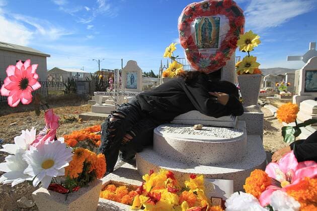 A young woman visit the grave of a relative at Tepeyac cemetery in Ciudad Juárez, Chuhuahua state, Mexico, 02 November 2021. People go to the Tepeyac cemetery to visit their deceased relatives on the occasion of the Day of the Dead. EFE Luis Torres Mexico fills cemeteries with colors again on the Day of the Dead !ACHTUNG: NUR REDAKTIONELLE NUTZUNG!  Copyright: xLuisxTorresx MEX5901 20211102-a6d8071980ff91e020683cf5ea017ed48553e362