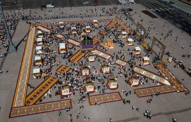 Photograph taken with a drone of the mega ofrenda on the occasion of the Day of the Dead on the plate of the Zocalo of Mexico City, Mexico, 02 November 2021. Some altars are dedicated to victims of covid-19 in addition to enjoying the traditional bread of the dead. EFE Madla Hartz Mega Day of the Dead offering adorns the Zócalo, Mexico City !ACHTUNG: NUR REDAKTIONELLE NUTZUNG!  Copyright: xMadlaxHartzx MEX5935 20211102-2f0e54b90f49a32e3de671614554f8026a7ebdb0