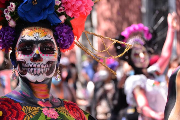 News Bilder des Tages Entertainment Bilder des Tages Catrinas And Skulls Mexican Day of The Dead Parade MEXICO CITY, MEXICO - NOVEMBER 2, 2021: A person participates during Catrinas and Skulls Parade to celebrate Mexico s Day of the Dead, participants walk from House of culture Jesus Reyes Heroles to Hidalgo Garden, as part of Dia de Muertos celebrations to commemorate the dead in their Day at Coyoacan town hall. On November 2, 2021 in Mexico City, Mexico. (Photo by Carlos Tischler Eyepix Group) Copyright: xCarlosxTischlerx xEyepixxGroupx EYEPIXGROUP_CT_02112021_18259