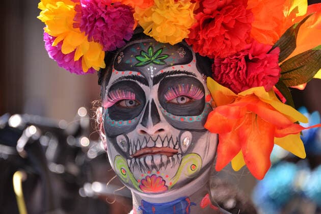 News Bilder des Tages Catrinas And Skulls Mexican Day of The Dead Parade MEXICO CITY, MEXICO - NOVEMBER 2, 2021: A person participates during Catrinas and Skulls Parade to celebrate Mexico s Day of the Dead, participants walk from House of culture Jesus Reyes Heroles to Hidalgo Garden, as part of Dia de Muertos celebrations to commemorate the dead in their Day at Coyoacan town hall. On November 2, 2021 in Mexico City, Mexico. (Photo by Carlos Tischler Eyepix Group) Copyright: xCarlosxTischlerx xEyepixxGroupx EYEPIXGROUP_CT_02112021_18250