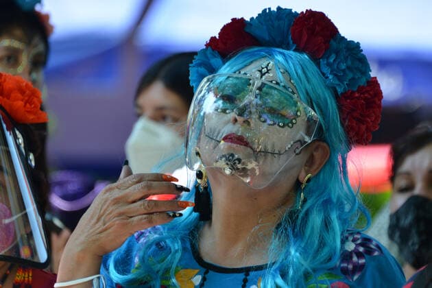 Catrinas And Skulls Mexican Day of The Dead Parade MEXICO CITY, MEXICO - NOVEMBER 2, 2021: A person participates during Catrinas and Skulls Parade to celebrate Mexico s Day of the Dead, participants walk from House of culture Jesus Reyes Heroles to Hidalgo Garden, as part of Dia de Muertos celebrations to commemorate the dead in their Day at Coyoacan town hall. On November 2, 2021 in Mexico City, Mexico. (Photo by Carlos Tischler Eyepix Group) Copyright: xCarlosxTischlerx xEyepixxGroupx EYEPIXGROUP_CT_02112021_18224
