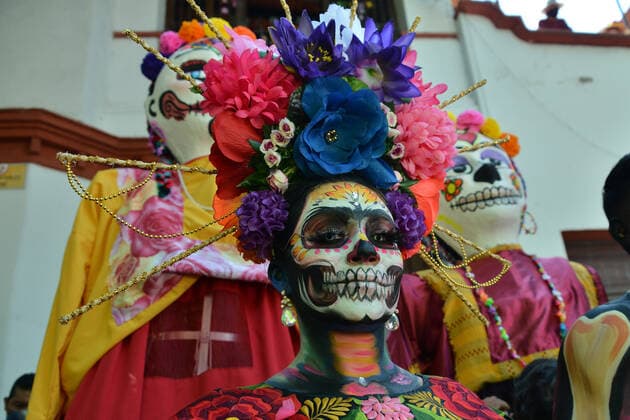 Catrinas And Skulls Mexican Day of The Dead Parade MEXICO CITY, MEXICO - NOVEMBER 2, 2021: A person participates during Catrinas and Skulls Parade to celebrate Mexico s Day of the Dead, participants walk from House of culture Jesus Reyes Heroles to Hidalgo Garden, as part of Dia de Muertos celebrations to commemorate the dead in their Day at Coyoacan town hall. On November 2, 2021 in Mexico City, Mexico. (Photo by Carlos Tischler Eyepix Group) Copyright: xCarlosxTischlerx xEyepixxGroupx EYEPIXGROUP_CT_02112021_18227