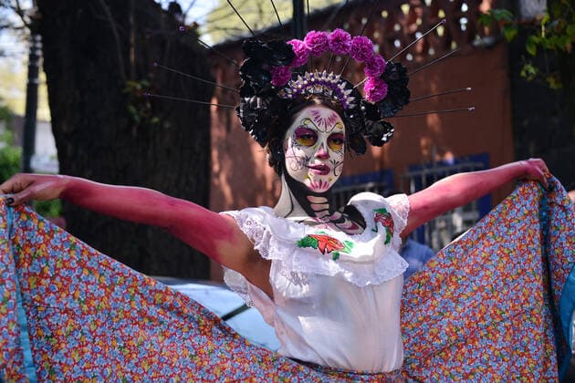 Catrinas And Skulls Mexican Day of The Dead Parade MEXICO CITY, MEXICO - NOVEMBER 2, 2021: A person participates during Catrinas and Skulls Parade to celebrate Mexico s Day of the Dead, participants walk from House of culture Jesus Reyes Heroles to Hidalgo Garden, as part of Dia de Muertos celebrations to commemorate the dead in their Day at Coyoacan town hall. On November 2, 2021 in Mexico City, Mexico. (Photo by Carlos Tischler Eyepix Group) Copyright: xCarlosxTischlerx xEyepixxGroupx EYEPIXGROUP_CT_02112021_18241