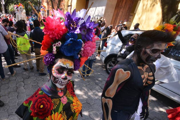 Catrinas And Skulls Mexican Day of The Dead Parade MEXICO CITY, MEXICO - NOVEMBER 2, 2021: A person participates during Catrinas and Skulls Parade to celebrate Mexico s Day of the Dead, participants walk from House of culture Jesus Reyes Heroles to Hidalgo Garden, as part of Dia de Muertos celebrations to commemorate the dead in their Day at Coyoacan town hall. On November 2, 2021 in Mexico City, Mexico. (Photo by Carlos Tischler Eyepix Group) Copyright: xCarlosxTischlerx xEyepixxGroupx EYEPIXGROUP_CT_02112021_18245
