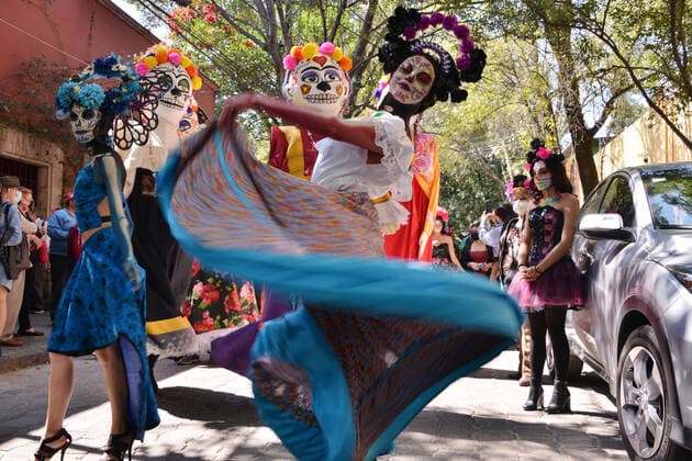 Catrinas And Skulls Mexican Day of The Dead Parade MEXICO CITY, MEXICO - NOVEMBER 2, 2021: A person participates during Catrinas and Skulls Parade to celebrate Mexico s Day of the Dead, participants walk from House of culture Jesus Reyes Heroles to Hidalgo Garden, as part of Dia de Muertos celebrations to commemorate the dead in their Day at Coyoacan town hall. On November 2, 2021 in Mexico City, Mexico. (Photo by Carlos Tischler Eyepix Group) Copyright: xCarlosxTischlerx xEyepixxGroupx EYEPIXGROUP_CT_02112021_18248