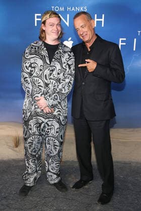 Bilder des Jahres 2021, Entertainment 11 November Entertainment Themen der Woche KW44 Entertainment Bilder des Tages WEST HOLLYWOOD, CA - NOVEMBER 2: Caleb Landry Jones and Tom Hanks at the premiere of Apple TV+ Film s , Finch at The Pacific Design Center in West Hollywood, California on November 2, 2021. Copyright: xFayexSadoux