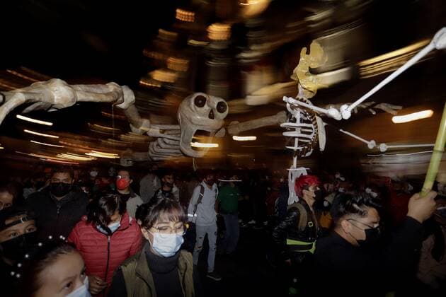 Members of Los Tamalistas participate in a parade to commemorate the Day of the Dead, in the state of Puebla, Mexico, 02 November 2021. A hundred skulls made with recycling materials toured this Tuesday, on the traditional Day of the Dead in Mexico, the main streets of the Mexican city of Puebla, in the center of the country. Recycling skulls parade through the streets of the Mexican city of Puebla !ACHTUNG: NUR REDAKTIONELLE NUTZUNG!  Copyright: xHildaxRiosx MEX5951 20211103-4f8c42cc1a3b7707c54676ca5cbbd4996da6beb8