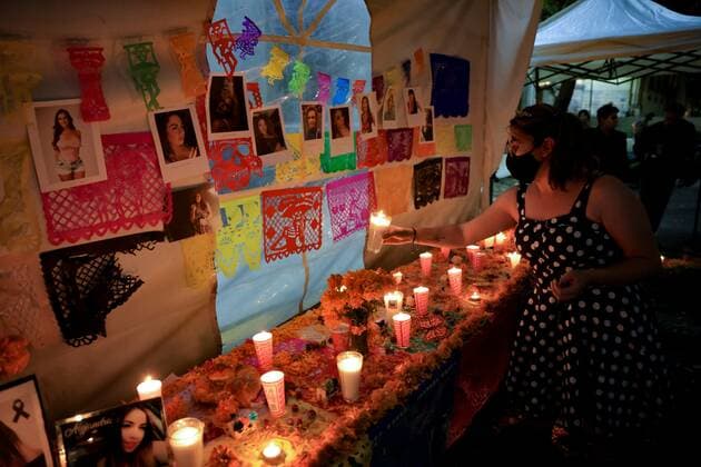 Members of the LGBT community make an offering for the Day of the Dead, in Mexico City, Mexico, 02 November 2021. Trans women from Mexico City remembered their deceased or murdered companions on the Day of the Dead on Tuesday with an offering and performances. Trans women remember their comrades who died on the Day of the Dead !ACHTUNG: NUR REDAKTIONELLE NUTZUNG!  Copyright: xCarlosxRamirezx MEX5979 20211103-ed455ca48f2a099610a5b18ff64b41a4b3e7344f