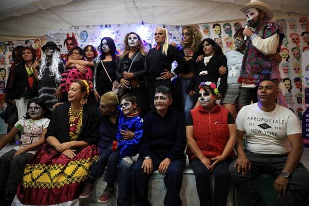 Members of the LGBT community make an offering for the Day of the Dead, in Mexico City, Mexico, 02 November 2021. Trans women from Mexico City remembered their deceased or murdered companions on the Day of the Dead on Tuesday with an offering and performances. Trans women remember their comrades who died on the Day of the Dead !ACHTUNG: NUR REDAKTIONELLE NUTZUNG!  Copyright: xCarlosxRamirezx MEX5978 20211103-9b78dd09ff7766e7778f7b0dbc6802c1741e5aa6