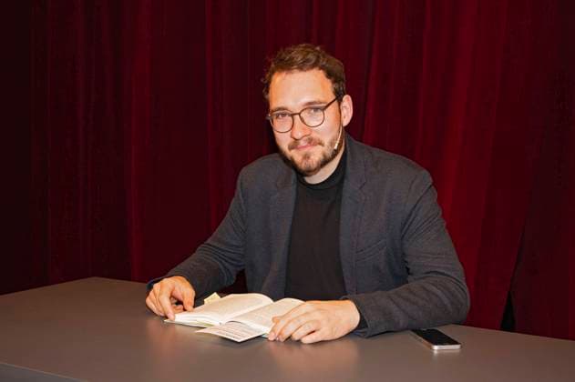 Lukas Rietzschel liest aus seinem Roman Raumfahrer beim Lausitzer Literatur vorMittag im Deutsch-Sorbischen Volkstheater. Bautzen, 31.10.2021 *** Lukas Rietzschel reads from his novel Raumfahrer at the Lausitzer Literatur vorMittag in the Deutsch Sorbisches Volkstheater Bautzen, 31 10 2021 Foto:xM.xWehnertx xFuturexImage