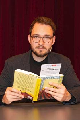 Lukas Rietzschel liest aus seinem Roman Raumfahrer beim Lausitzer Literatur vorMittag im Deutsch-Sorbischen Volkstheater. Bautzen, 31.10.2021 *** Lukas Rietzschel reads from his novel Raumfahrer at the Lausitzer Literatur vorMittag in the Deutsch Sorbisches Volkstheater Bautzen, 31 10 2021 Foto:xM.xWehnertx xFuturexImage