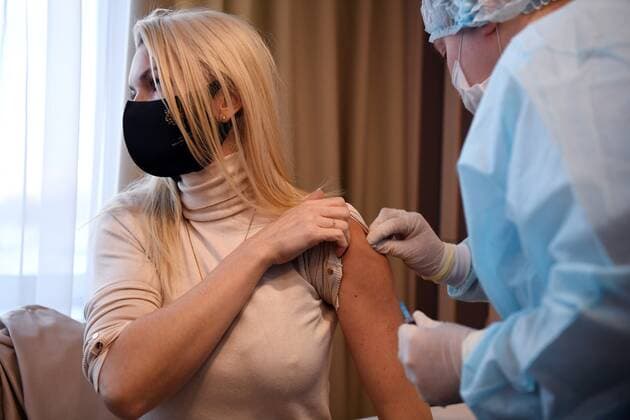 Russia Coronavirus Vaccination 6687856 03.11.2021 A woman receives a dose of Sputnik V (Gam-COVID-Vac) vaccine against the coronavirus disease during a vaccination at River Park hotel, in Novosibirsk, Russia. Alexandr Kryazhev Sputnik Novosibirsk Russia  Copyright: xAlexandrxKryazhevx