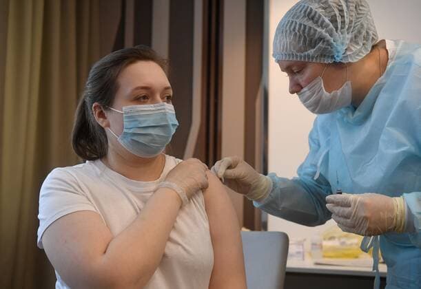 Russia Coronavirus Vaccination 6687859 03.11.2021 A woman receives a dose of Sputnik V (Gam-COVID-Vac) vaccine against the coronavirus disease during a vaccination at River Park hotel, in Novosibirsk, Russia. Alexandr Kryazhev Sputnik Novosibirsk Russia  Copyright: xAlexandrxKryazhevx