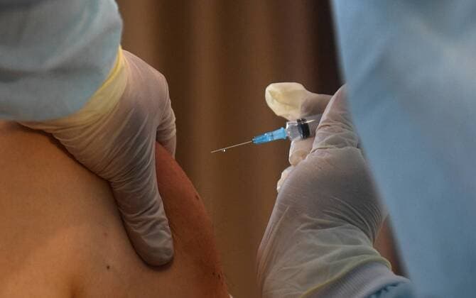 Russia Coronavirus Vaccination 6687872 03.11.2021 A man receives a dose of Sputnik V (Gam-COVID-Vac) vaccine against the coronavirus disease during a vaccination at River Park hotel, in Novosibirsk, Russia. Alexandr Kryazhev Sputnik Novosibirsk Russia  Copyright: xAlexandrxKryazhevx