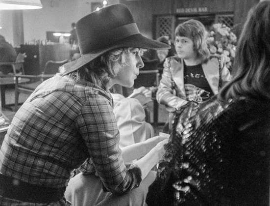Anni-Frid Lyngstad and, in the background, Björn Ulvaeus, of Swedish pop group ABBA, in London after winning the Eurovision Song Contest in Brighton, England, in April, 1974. LONDON UNITED KINGDOM x3012x *** Anni Frid Lyngstad and, in the background, Björn Ulvaeus, of Swedish pop group ABBA, in London after winning the Eurovision Song Contest in Brighton, England, in April, 1974 LONDON UNITED KINGDOM x3012x,  Copyright: xLennartxEdling KB TTx ABBA AFTER EUROVISION 1974