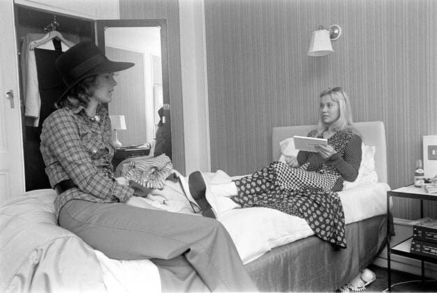 Swedish pop group ABBA at their hotel in London after winning the Eurovision Song Contest in Brighton, England, in April, 1974. Anni-Frid Lyngstad and Agnetha Fältskog, LONDON UNITED KINGDOM x3012x *** Swedish pop group ABBA at their hotel in London after winning the Eurovision Song Contest in Brighton, England, in April, 1974 Anni Frid Lyngstad and Agnetha Fältskog, LONDON UNITED KINGDOM x3012x,  Copyright: xLennartxEdling KB TTx ABBA AFTER EUROVISION 1974