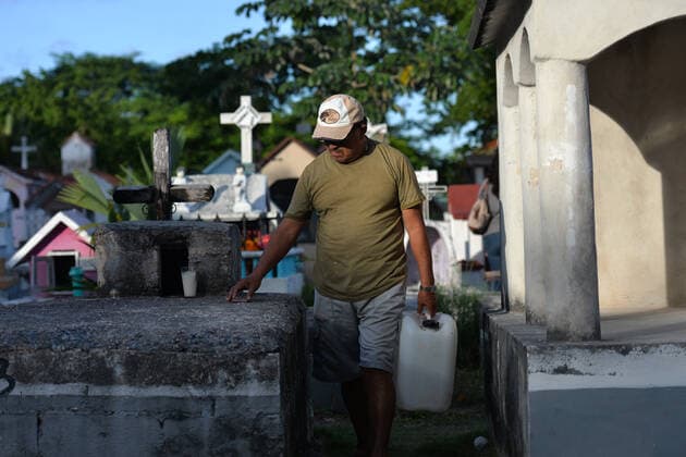 Day Of The Dead In Playa Del Carmen A man carries a water inside the municipal cemetery of Playa del Carmen. All Saints Day in Mexico coincides with the first day of the Day of the Dead (Dia de Muertos) celebration. It commemorates children who have died (Dia de los Inocentes) and the second day celebrates all deceased adults. In 2008, the tradition was inscribed in the Representative List of the Intangible Cultural Heritage of Humanity by UNESCO. On Tuesday, 2 November 2021, in Playa Del Carmen, Quintana Roo, Mexico. Playa Del Carmen Mexico  Copyright: xArturxWidakx widak-dayofthe211102_npMWN