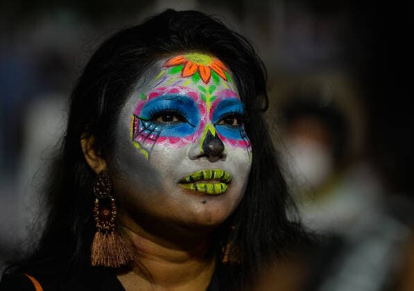 Day Of The Dead In Playa Del Carmen A woman wears a colorful make up on the Day of the Dead (in Spanish: Dia de Muertos) in the municipal cemetery of Playa del Carmen. All Saints Day in Mexico coincides with the first day of the Day of the Dead (Dia de Muertos) celebration. It commemorates children who have died (Dia de los Inocentes) and the second day celebrates all deceased adults. In 2008, the tradition was inscribed in the Representative List of the Intangible Cultural Heritage of Humanity by UNESCO. On Tuesday, 2 November 2021, in Playa Del Carmen, Quintana Roo, Mexico. Playa Del Carmen Mexico  Copyright: xArturxWidakx widak-dayofthe211102_npxs4