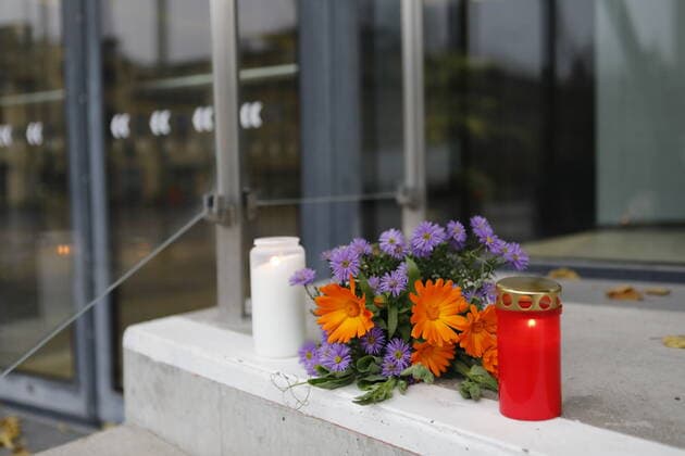 UPPSALA 20211103 Flowers and candle light at the door at Uppsala Consert Hall Police continue to investigate the incident in Uppsala Concert Hall on Tuesday night, when two men died and a woman was injured after one of the men fell from a height Photo Christine Olsson TT kod 10430 UPPSALA SWEDEN x10430x,  Copyright: xChristinexOlsson TTx UPPSALA CONCERT HALL