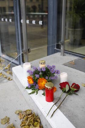 UPPSALA 20211103 Flowers and candle light at the door at Uppsala Consert Hall Police continue to investigate the incident in Uppsala Concert Hall on Tuesday night, when two men died and a woman was injured after one of the men fell from a height Photo Christine Olsson TT kod 10430 UPPSALA SWEDEN x10430x,  Copyright: xChristinexOlsson TTx UPPSALA CONCERT HALL