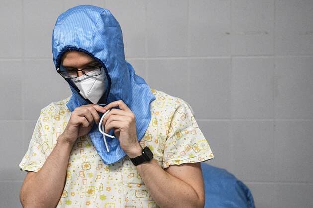 Russia Coronavirus Treatment 6688007 03.11.2021 A medical worker prepares to enter the red zone at Moscow City Clinical Hospital No 15, where COVID-19 patients receive treatment, in Moscow, Russia. Evgeny Odinokov Sputnik Moscow Russia  Copyright: xEvgenyxOdinokovx
