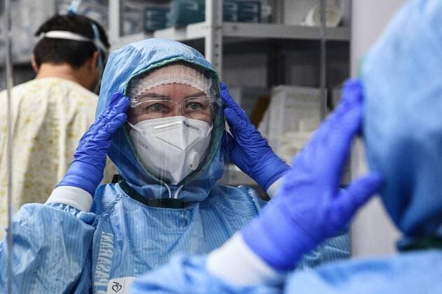 Russia Coronavirus Treatment 6688010 03.11.2021 Medical workers prepare to enter the red zone at Moscow City Clinical Hospital No 15, where COVID-19 patients receive treatment, in Moscow, Russia. Evgeny Odinokov Sputnik Moscow Russia  Copyright: xEvgenyxOdinokovx