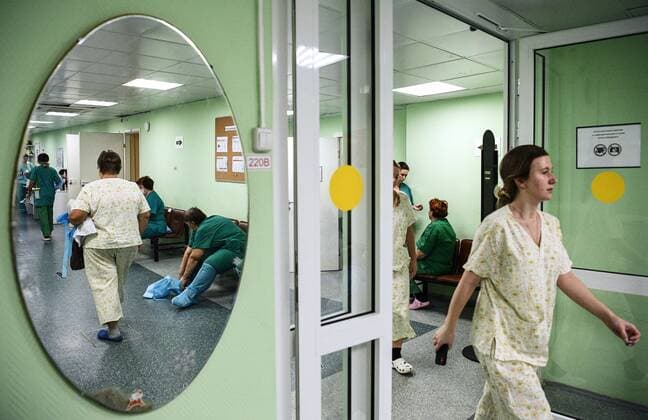 Russia Coronavirus Treatment 6688013 03.11.2021 Medical workers prepare to enter the red zone at Moscow City Clinical Hospital No 15, where COVID-19 patients receive treatment, in Moscow, Russia. Evgeny Odinokov Sputnik Moscow Russia  Copyright: xEvgenyxOdinokovx