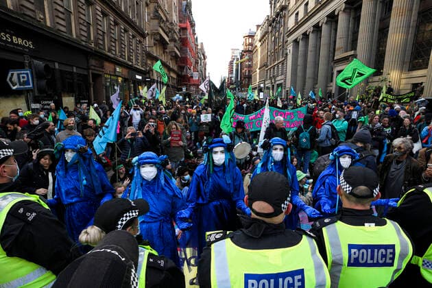 Bilder des Jahres 2021, News 11 November News Themen der Woche KW44 News Bilder des Tages Cop26 - Glasgow Extinction Rebellion protestors march though the city centre on day four of the COP 26 United Nations Climate Change Conference on November 03, 2021 in Glasgow, Scotland. Glasgow, Scotland United Kingdom  Copyright: xEwanxBootmanx bootman-cop26gla211103_np0sk