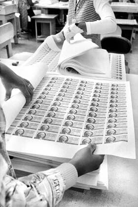 IMAGO History, Ölpreiskrise 1973 October 12, 1808, Washington, DC, USA: Gas Ration Stamps, Bureau of Engraving & Printing, Washington, D.C., USA, Warren K. Leffler, US News & World Report Magazine Collection, January 31, 1974 Washington USA - ZUMAg145 18081012_zap_g145_001 Copyright: xJTxVintagex