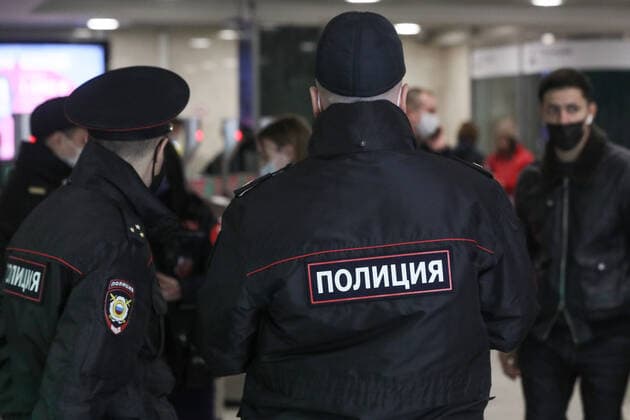 MOSCOW, RUSSIA - NOVEMBER 4, 2021: Police officers enforce the face mask requirement at Trubnaya station of the Moscow Metro. Due to a surge in COVID-19 cases, the Moscow authorities has declared non-working days with pay from October 28 to November 7. Alexander Shcherbak TASS  TS116B5A