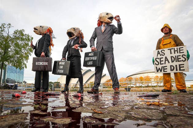 Bilder des Jahres 2021, News 11 November News Themen der Woche KW44 News Bilder des Tages Cop26 - Glasgow Ocean Rebellion activists dressed as Fishheads spew an blood like substance across the ground on the south bank of the river Clyde across from the Scottish Event Campus on day five of the COP 26 United Nations Climate Change Conference on November 04, 2021 in Glasgow, Scotland. Glasgow, Scotland United Kingdom  Copyright: xEwanxBootmanx bootman-cop26gla211104_np4lM