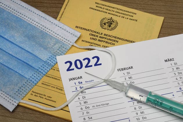 vaccination card with mouth mask and calendar 2022 vaccination card with mouth mask and calendar 2022, 02 11 2021, Borkwalde, Brandenburg, On a vaccination card and a mouth mask lies a calendar of 2022 with a syringe