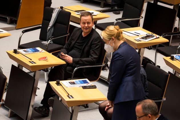 Klaus Lederer (L) spricht mit Franziska Giffey (R) bei der konstituierenden Sitzung im Abgeordnetenhaus in Berlin am 4. November 2021. Konstituierende Sitzung des Abgeordnetenhauses von Berlin *** Klaus Lederer L speaks with Franziska Giffey R at the constituent session in the House of Representatives in Berlin on 4 November 2021 Constituent session of the House of Representatives of Berlin