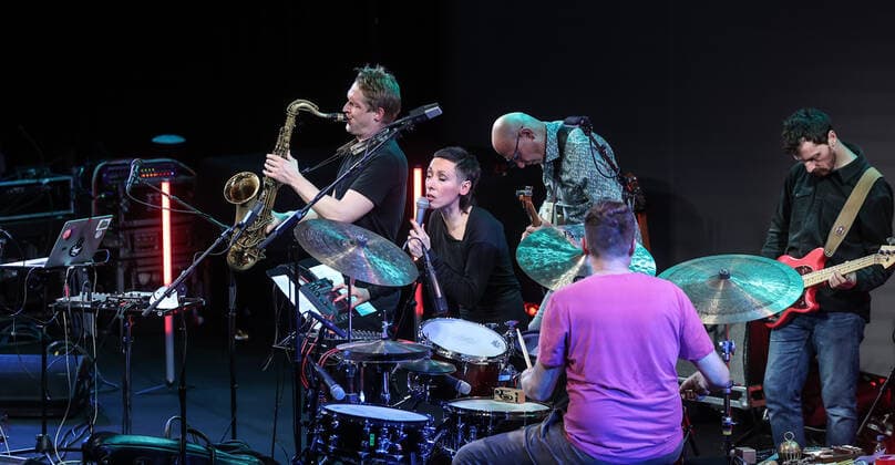 Concert by The Killing Popes @ Silent Green Betonhalle, Jazzfest Berlin The Killing Popes, Oliver Steidle Drums, Composition Dan Nicholls Keyboards, Composition Frank Möbus Guitar Philipp Gropper Saxophone Phil Donkin Bass Jelena KuljiÄ‡ Vocals