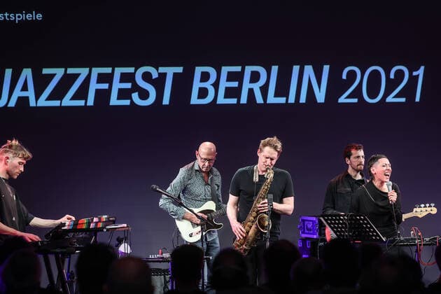 Concert by The Killing Popes @ Silent Green Betonhalle, Jazzfest Berlin The Killing Popes, Oliver Steidle Drums, Composition Dan Nicholls Keyboards, Composition Frank Möbus Guitar Philipp Gropper Saxophone Phil Donkin Bass Jelena KuljiÄ‡ Vocals