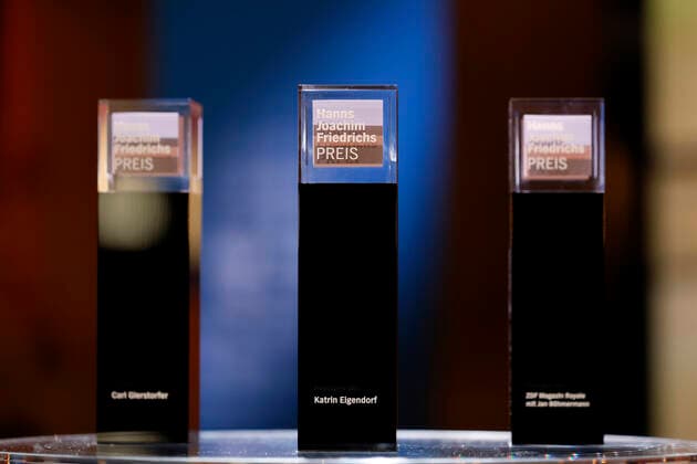 The prize at the award ceremony of the Hanns Joachim Friedrichs Prize 2021 at the WDR Funkhaus Cologne, 04 11 2021 Foto:xC.xHardtx xFuturexImage
