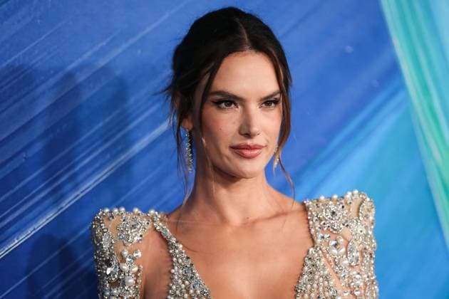 amfAR Gala Los Angeles 2021 Model Alessandra Ambrosio wearing an Elie Saab dress, Stuart Weitzman shoes, Samer Halimeh New York earrings, and rings by Djula and Le Vian arrives at the amfAR Gala Los Angeles 2021 honoring TikTok and Jeremy Scott held at the Pacific Design Center on November 4, 2021 in West Hollywood, Los Angeles, California, United States. West Hollywood California United States  Copyright: xImagexPressxAgencyx collin-amfargal211104_npxXr