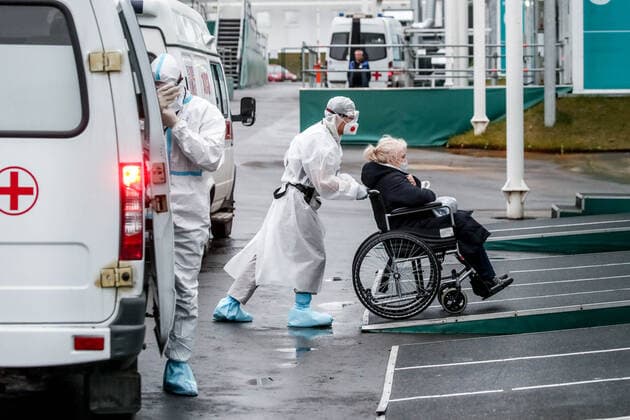 MOSCOW, RUSSIA â€“ NOVEMBER 5, 2021: A healthcare worker takes a patient to the admission ward at the Novomoskovsky multipurpose medical centre treating patients who suffer from the novel coronavirus disease (COVID-19). Sergei Karpukhin TASS  TS116DBA