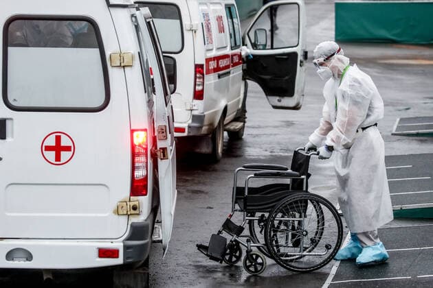 MOSCOW, RUSSIA â€“ NOVEMBER 5, 2021: A healthcare worker at the Novomoskovsky multipurpose medical centre treating patients who suffer from the novel coronavirus disease (COVID-19). Sergei Karpukhin TASS  TS116DBC