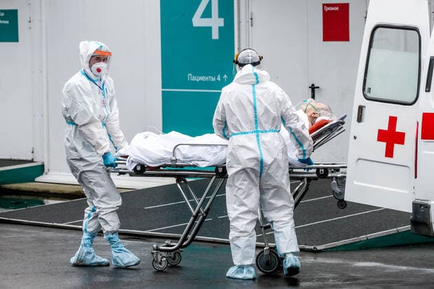 MOSCOW, RUSSIA â€“ NOVEMBER 5, 2021: Healthcare workers take a patient to the admission ward at the Novomoskovsky multipurpose medical centre treating patients who suffer from the novel coronavirus disease (COVID-19). Sergei Karpukhin TASS  TS116DC5
