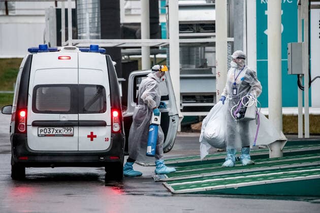 MOSCOW, RUSSIA â€“ NOVEMBER 5, 2021: Healthcare workers at the Novomoskovsky multipurpose medical centre treating patients who suffer from the novel coronavirus disease (COVID-19). Sergei Karpukhin TASS  TS116DC6