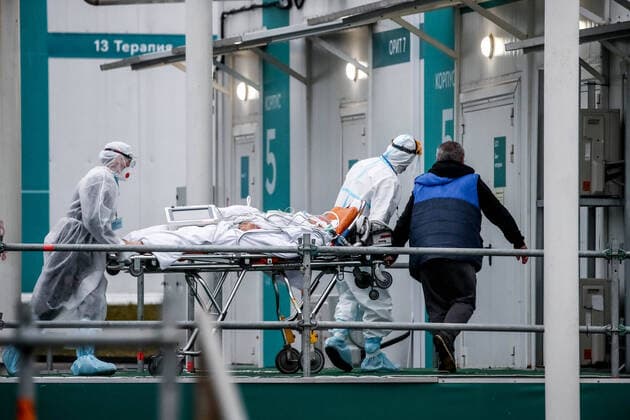 News Themen der Woche KW44 MOSCOW, RUSSIA â€“ NOVEMBER 5, 2021: Healthcare workers take a patient to the admission ward at the Novomoskovsky multipurpose medical centre treating patients who suffer from the novel coronavirus disease (COVID-19). Sergei Karpukhin TASS  TS116DC7