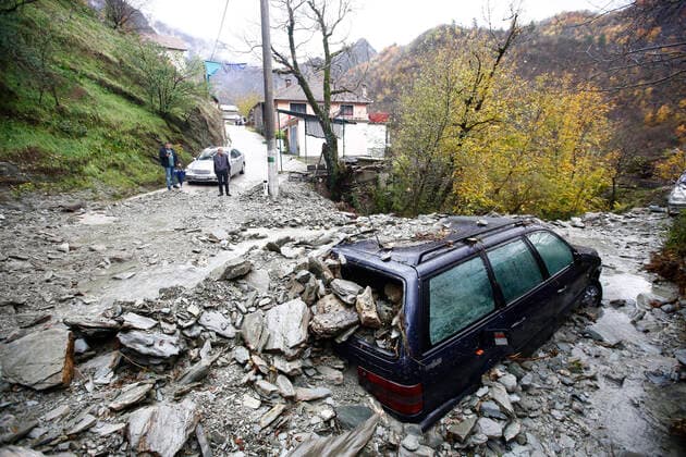 Bilder des Jahres 2021, News 11 November News Themen der Woche KW44 News Bilder des Tages PXL_Big landslide buried cars In the village of Dragan-selo in Bosnia and Herzegovina a landslide was activated due to torrential floods, which buried two cars on 05. November, 2021. DenisxKapetanovic PIXSELL