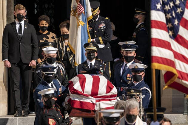 Bilder des Jahres 2021, News 11 November News Themen der Woche KW44 News Bilder des Tages Alma Powell, wife of Secretary of State Colin Powell, and members the Powell family exit behind the casket of former Secretary of State and Army general Colin Powell following memorial services at the National Cathedral in Washington, DC, November 5, 2021. Colin Powell died October 18, at the age of 84, of complications from COVID-19 after a battle with brain cancer. Photo Ken Cedeno  WAP20211105537 KenxCedeno