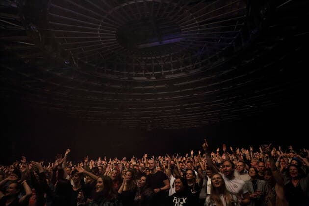 Concertgoers at a Fritz Kalkbrenner concert at the Velodrom in Berlin, 5 November 2021 Fritz Kalkbrenner in Berlin