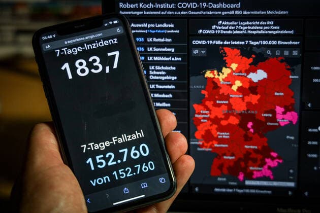 Coronavirus in Germany Covid 19 Dashboard of the Robert Koch Institute 06 11 2021 Robert Koch Institute 7 days Incidence 183.7 7 days Number of cases 152 760 COVID 19 cases 4 743 490 Addition of 34 002 compared to the previous day COVID 19 deaths 96 488 Addition of 142 compared to the previous day